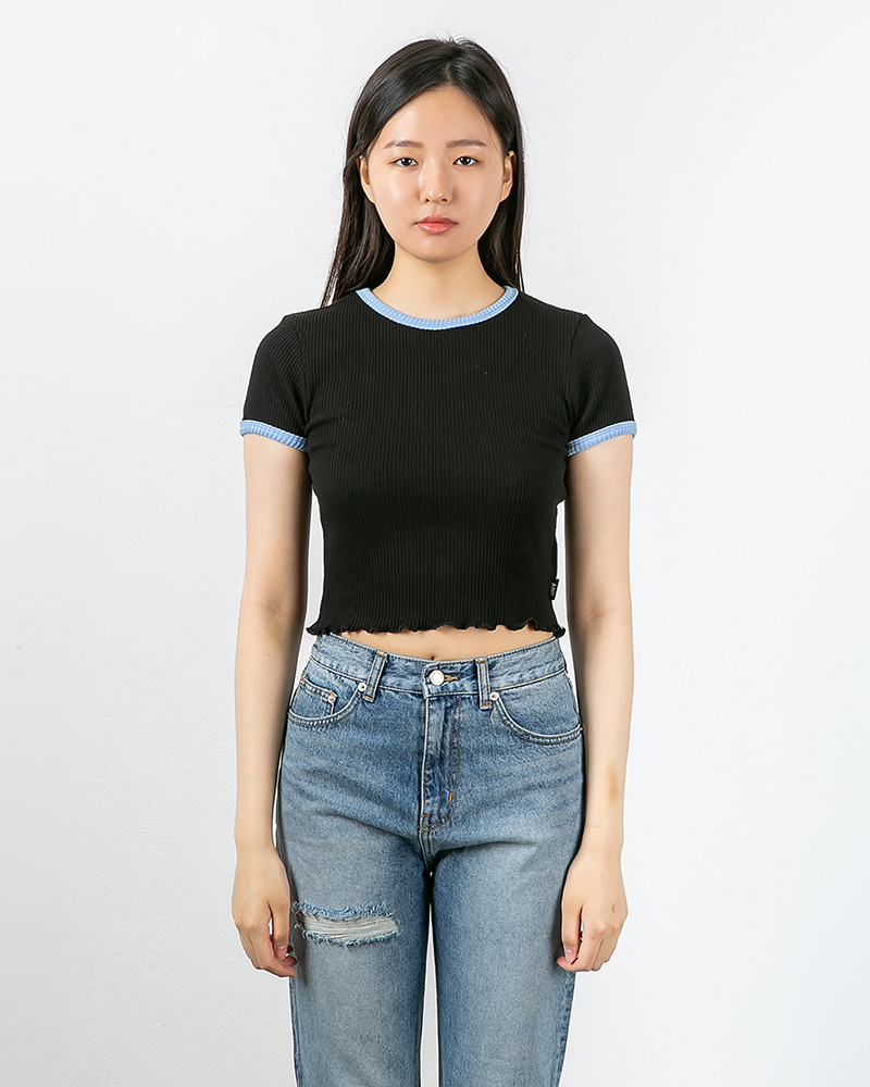 블랙 컬러 포인트 크롭 티셔츠